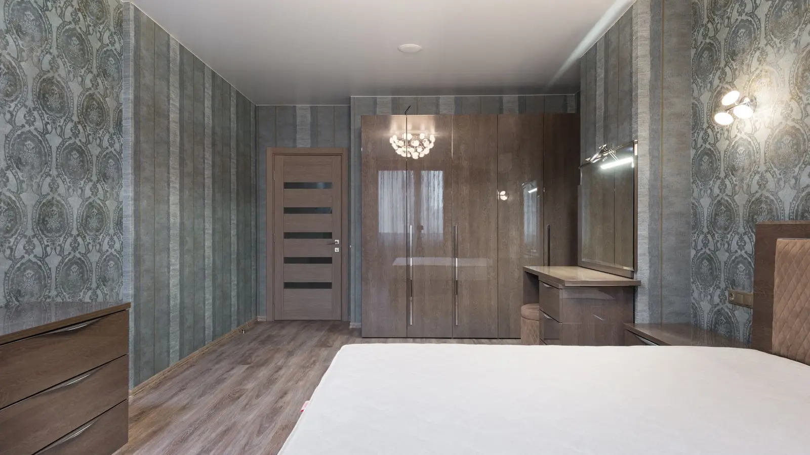 A dresser lined up with the closet door in a small primary bedroom to keep a straight walking path